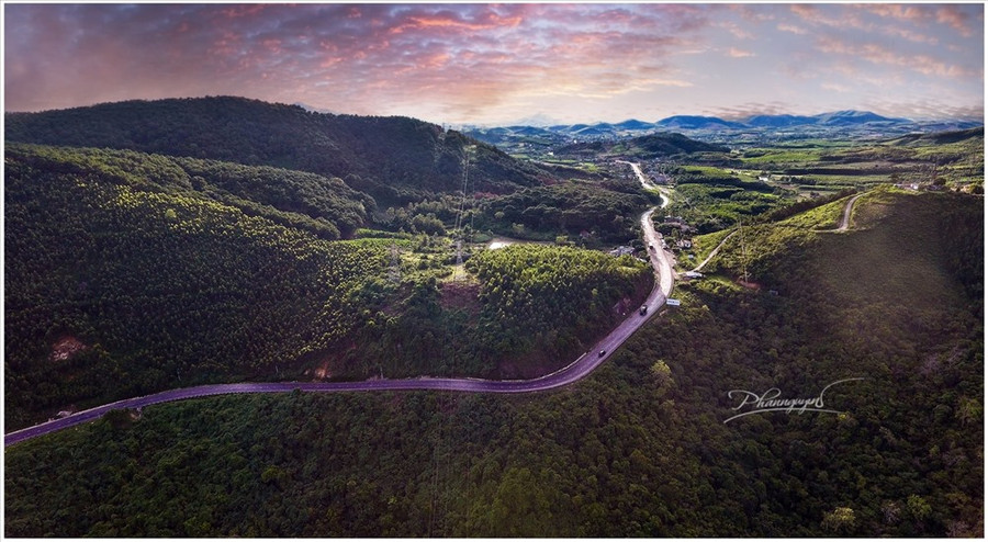 Đèo An Khê nhìn tù trên cao uốn lượn tựa một tấm lụa mềm mại. Khác xa với hình ảnh những khúc cua 