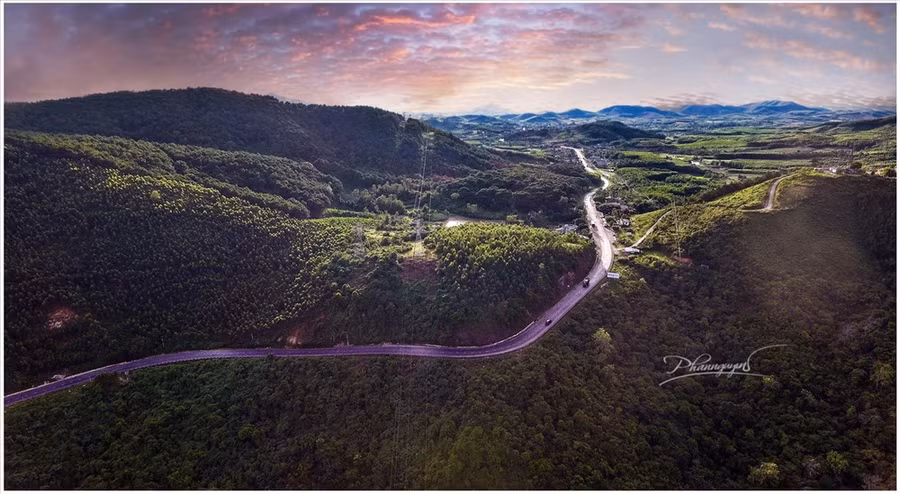 Đèo An Khê nhìn tù trên cao uốn lượn tựa một tấm lụa mềm mại. Khác xa với hình ảnh những khúc cua 