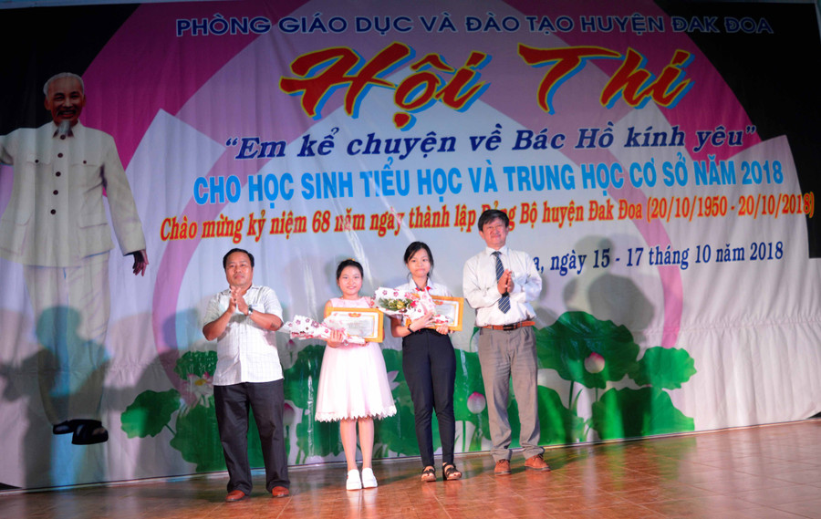 Trao 2 giải nhất cho 2 thí sinh khối Tiểu học và THCS đạt thành tích cao tại Hội thi. Ảnh: Đinh Yến 