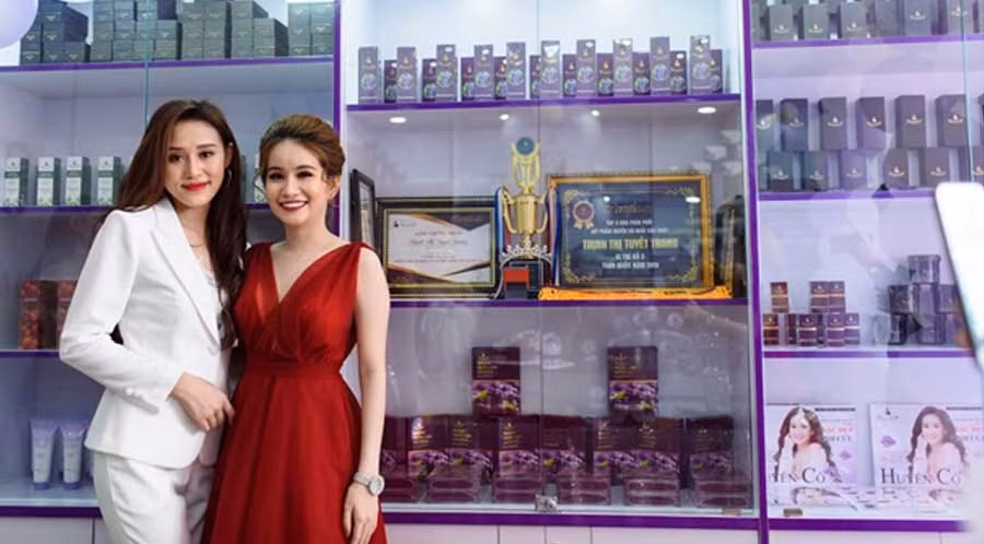  Á Hậu-Doanh Nhân Huyền Cò đẹp tựa công chúa rạng rỡ bên Nhà phân phối Gia Lai Út Trang.