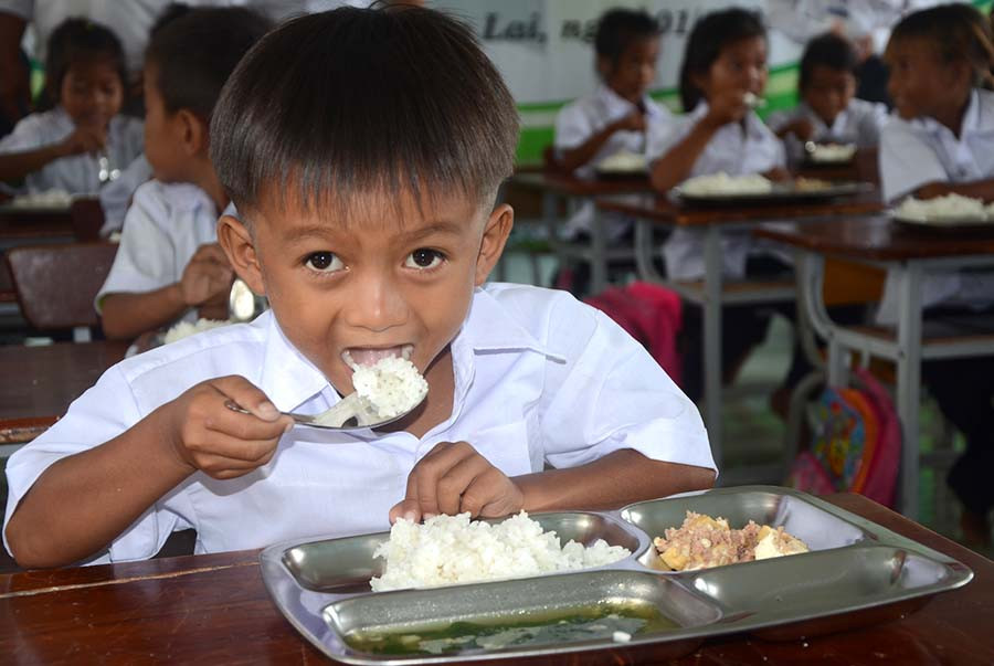 Em Rah Lan Xun-HS lớp 1A Trường TH Kim Đồng hào hứng với chương trình “Cơm có thịt”. Đức Phương