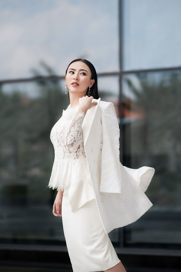 Thu Hoàng kỳ vọng với hai thảm mỹ viện, cô cùng đội ngũ nhân viên có thể giúp nhiều phụ nữ Việt đẹp lên mỗi ngày, tự tin hơn trong cuộc sống. Thu Hoàng kỳ vọng với hai thảm mỹ viện, cô cùng đội ngũ nhân viên có thể giúp nhiều phụ nữ Việt đẹp lên mỗi ngày, tự tin hơn trong cuộc sống.