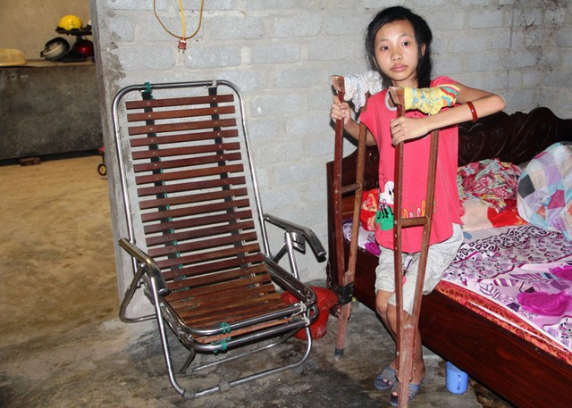 Nhưng Linh buộc phải nghỉ học vì chân không thể đi lại được.