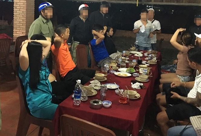 Công an khống chế nhóm của Năm tại quán nhậu.