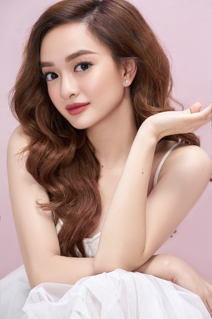 Với phong cách trang điểm này nên hạn chế vẽ mắt quá sắc. Đường eyeliner mảnh, viền sát chân mi cùng một lớp phần hồng ở bầu mắt sẽ giúp tổng thể thêm tự nhiên, nữ tính.