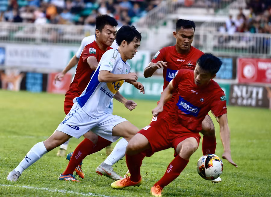 HA.GL tỏ ra bế tắc trước hàng thủ đối phương. Ảnh: Văn Ngọc
