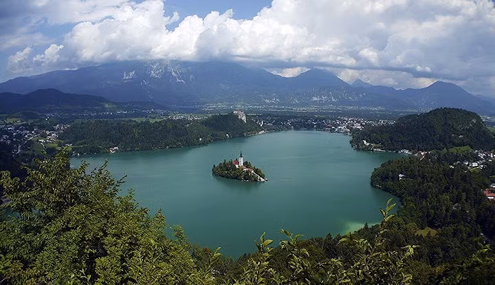  Bled, Slovenia. Thị trấn nằm bên hồ cùng tên - Bled là một trong những hồ nước đẹp nhất thế giới.