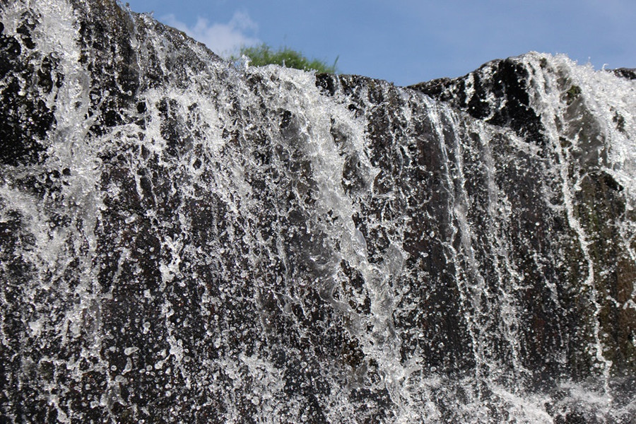 Dòng nước mát lạnh trắng xóa như xoa dịu cái nắng hanh hao