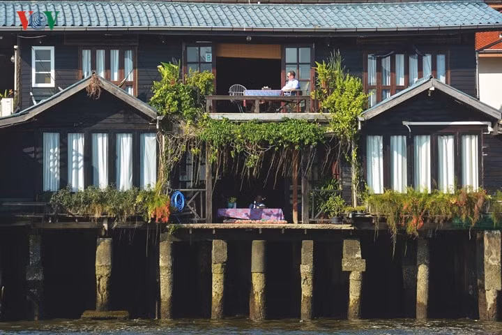  Nét truyền thống và hiện đại cùng đan xen mang đến hình ảnh một Bangkok chân thực, khác biệt mà bạn không thể thấy khi đi giữa lòng thành phố.