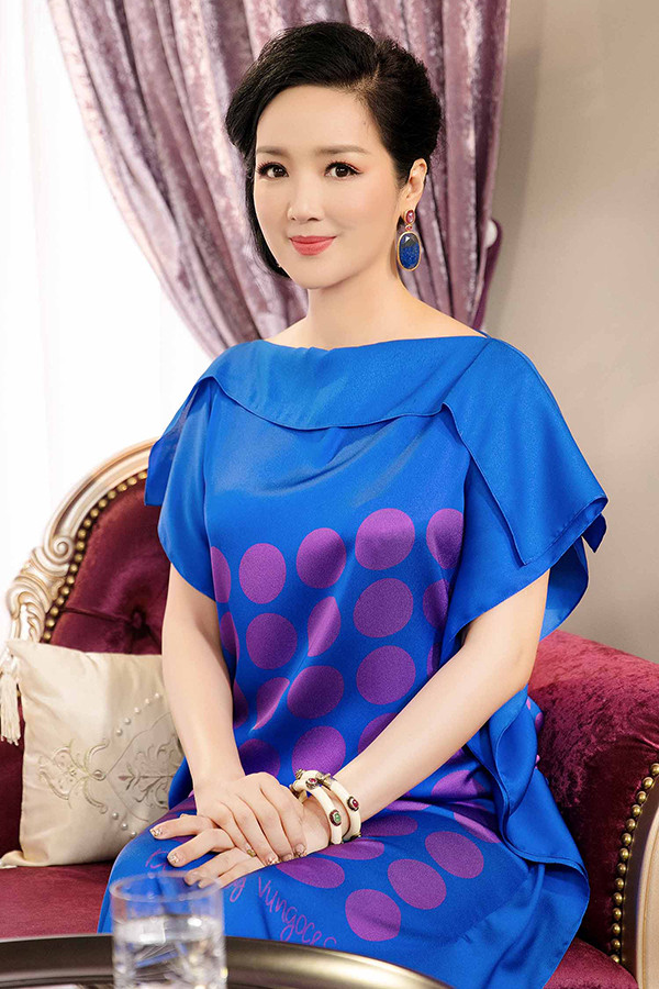 Giáng My cho biết, gần đây cô chuộng những bộ cánh thanh lịch, cổ điển với phong cách tinh tế và đường nét đặc trưng của trào lưu những năm 1960 và 1970.