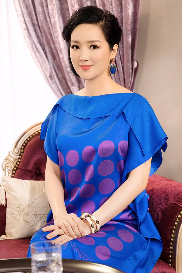 Giáng My cho biết, gần đây cô chuộng những bộ cánh thanh lịch, cổ điển với phong cách tinh tế và đường nét đặc trưng của trào lưu những năm 1960 và 1970.