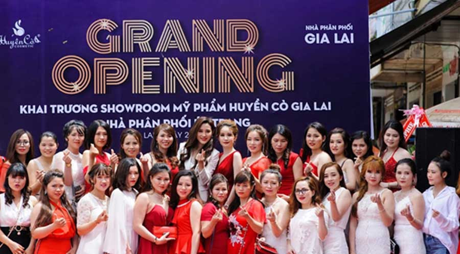 Nhà phân phối Gia Lai Út Trang chụp hình kỷ niệm cùng với các cô nàng xinh đẹp của hệ thống Mỹ Phẩm Huyền Cò trong ngày đặc biệt.