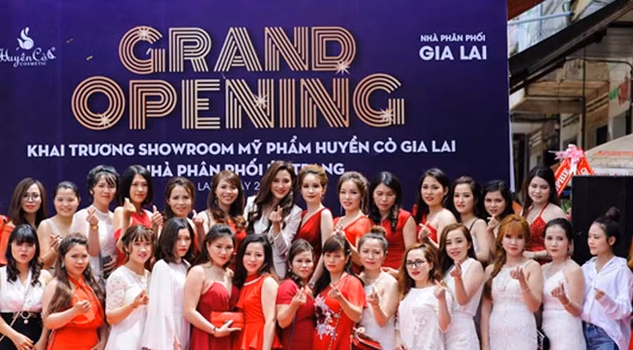 Nhà phân phối Gia Lai Út Trang chụp hình kỷ niệm cùng với các cô nàng xinh đẹp của hệ thống Mỹ Phẩm Huyền Cò trong ngày đặc biệt.