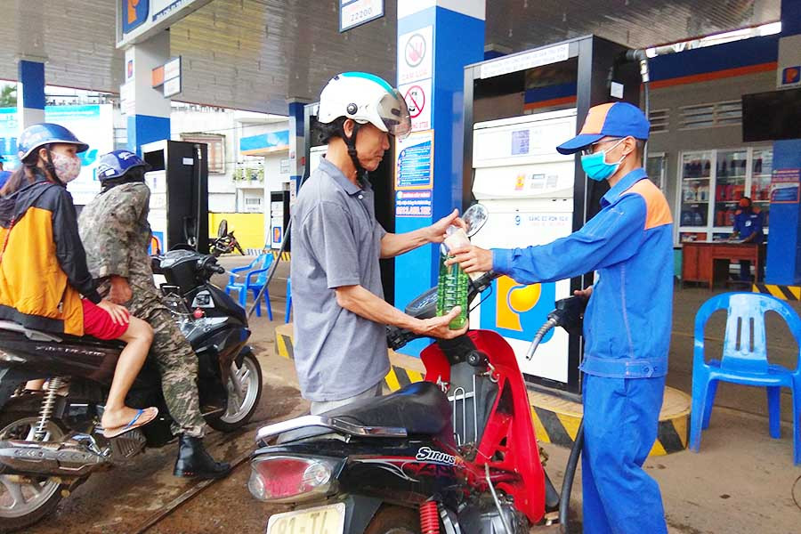 Người tiêu dùng lo lắng vì giá xăng tăng. Ảnh: L.L Người tiêu dùng lo lắng vì giá xăng tăng. Ảnh: L.L