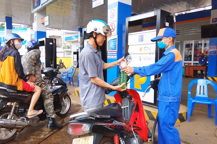 Người tiêu dùng lo lắng vì giá xăng tăng. Ảnh: L.L