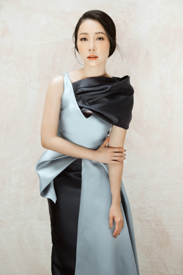 Bên cạnh việc sử dụng các khối màu trơn, nhiều mẫu đầm dạ hội còn được phối hợp các tông màu như đỏ - hồng, xanh - đen xám, xanh dương - đỏ cam gây ấn tượng về thị giác. Bên cạnh việc sử dụng các khối màu trơn, nhiều mẫu đầm dạ hội còn được phối hợp các tông màu như đỏ - hồng, xanh - đen xám, xanh dương - đỏ cam gây ấn tượng về thị giác.