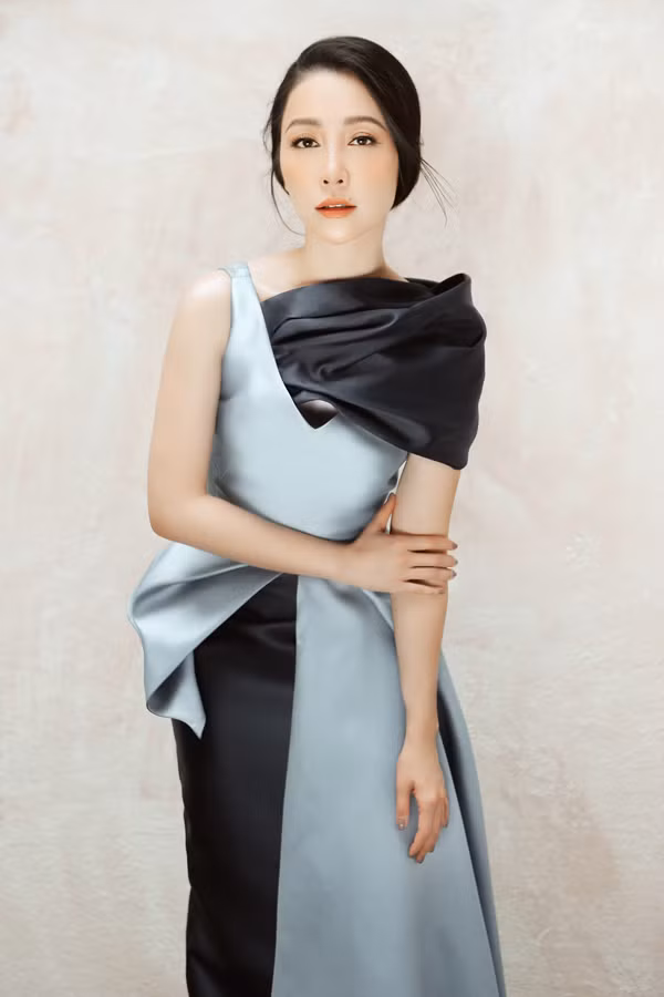 Bên cạnh việc sử dụng các khối màu trơn, nhiều mẫu đầm dạ hội còn được phối hợp các tông màu như đỏ - hồng, xanh - đen xám, xanh dương - đỏ cam gây ấn tượng về thị giác. Bên cạnh việc sử dụng các khối màu trơn, nhiều mẫu đầm dạ hội còn được phối hợp các tông màu như đỏ - hồng, xanh - đen xám, xanh dương - đỏ cam gây ấn tượng về thị giác.