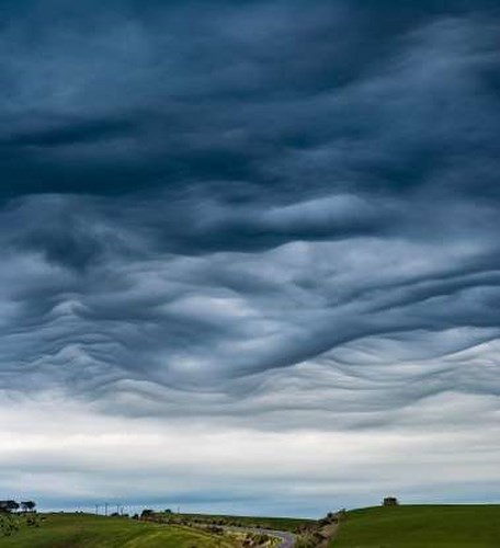 Mây vảy rồng hình thành trên bầu trời Aranga, New Zealand. 