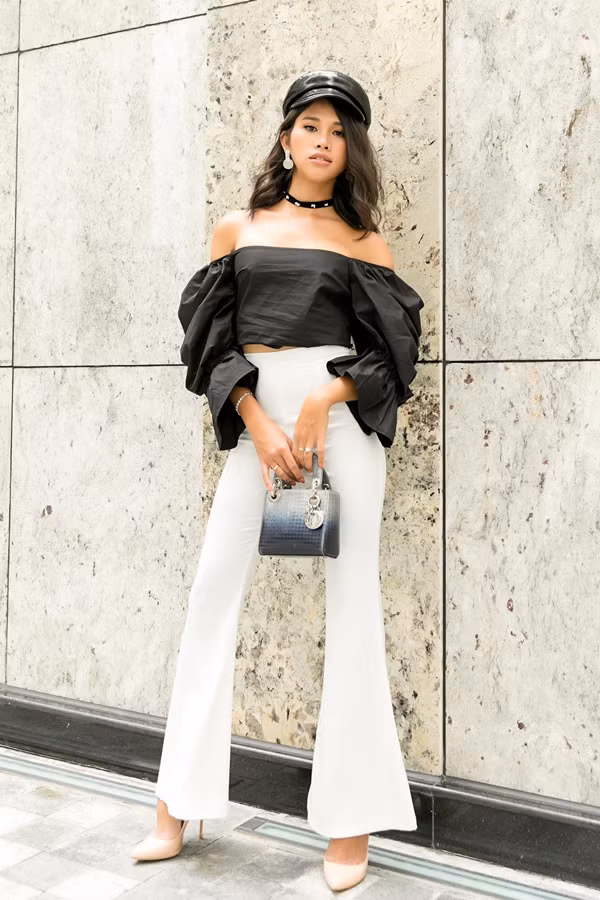 Chỉ cần thêm vài phụ kiện như vòng choker, mũ da và túi Dior Lady đã tạo nên set đồ sành điệu xuống phố.