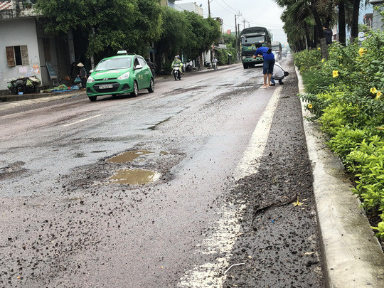 Các điểm hư hỏng trên QL1 đoạn qua địa bàn tỉnh Bình Định là nguyên nhân dẫn đến nhiều vụ tai nạn giao thông gần đây. Ảnh: Đức Anh