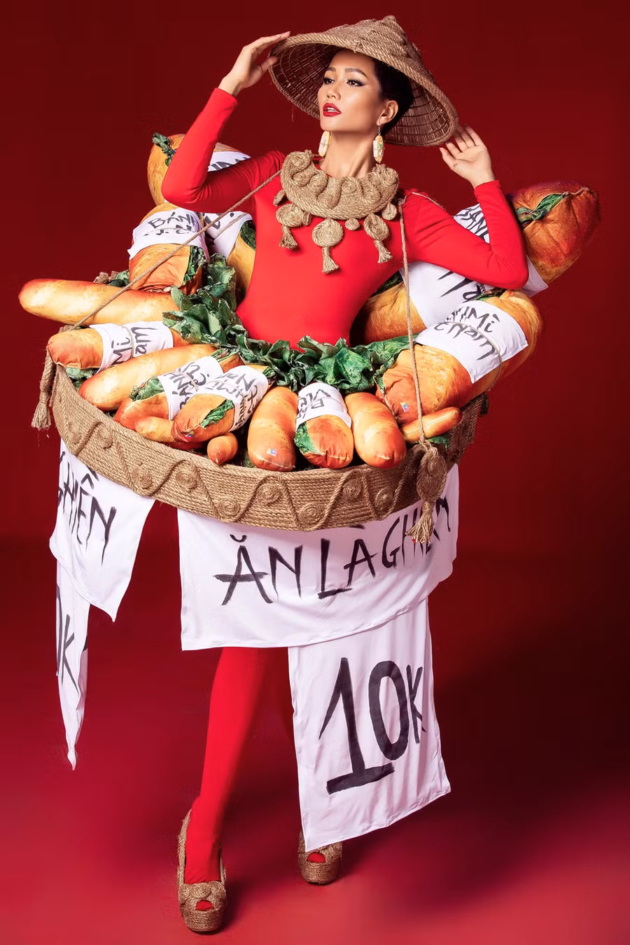 Dù thiết kế khá thú vị, bộ trang phục lại là một thách thức khi thực hiện vì màu bánh mì và nhân bánh là hai yếu tố gây khó khăn, phải đảm bảo giống thật và mang tính thẩm mỹ. Khi diện trang phục lên người, Hoa hậu H’Hen Niê góp ý: “Có thể thay cái khung bằng cái gì đó nhẹ hơn được không?