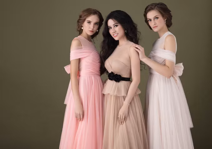  Ngoài các gam màu trắng là chủ đạo, Emily Hồng Nhung còn sử dụng những tông màu pastel như hồng, nude trong sưu tập này. 