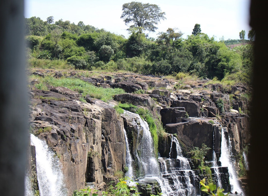 Nhìn ngọn thác từ trên cao