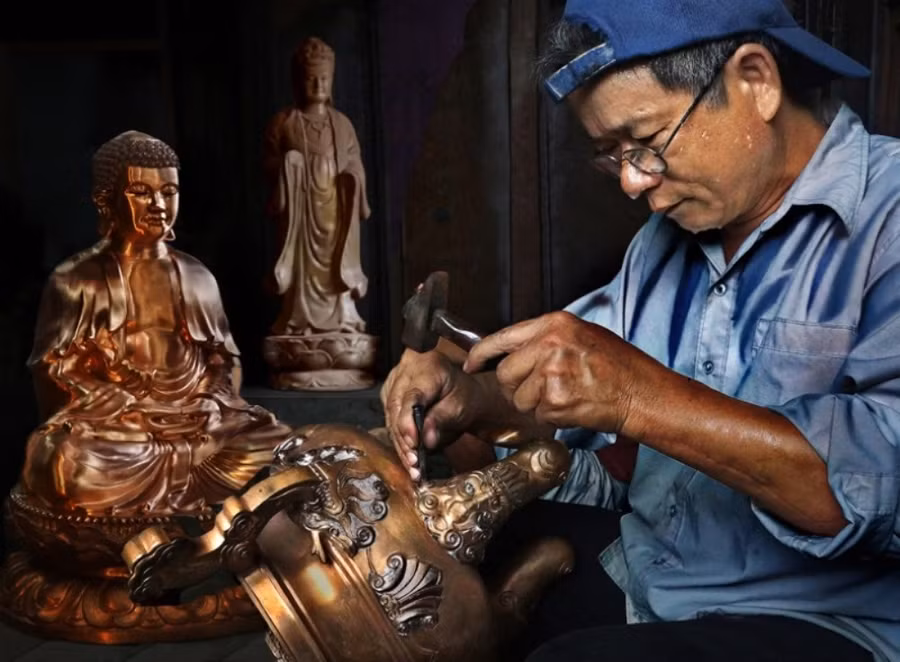 'Nghề đúc đồng Ngũ Xã cần sự khéo léo, tỉ mỉ trong từng chi tiết.' (Ảnh: Tiến Bách) 'Nghề đúc đồng Ngũ Xã cần sự khéo léo, tỉ mỉ trong từng chi tiết.' (Ảnh: Tiến Bách)