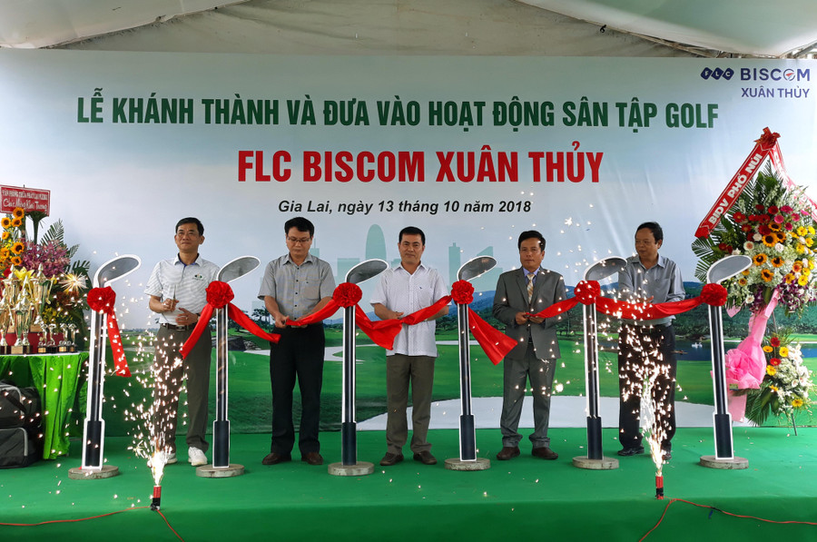 Các đại biểu cắt băng khai trương Sân tập Golf FLC Biscom Xuân Thủy. Ảnh: Q.T