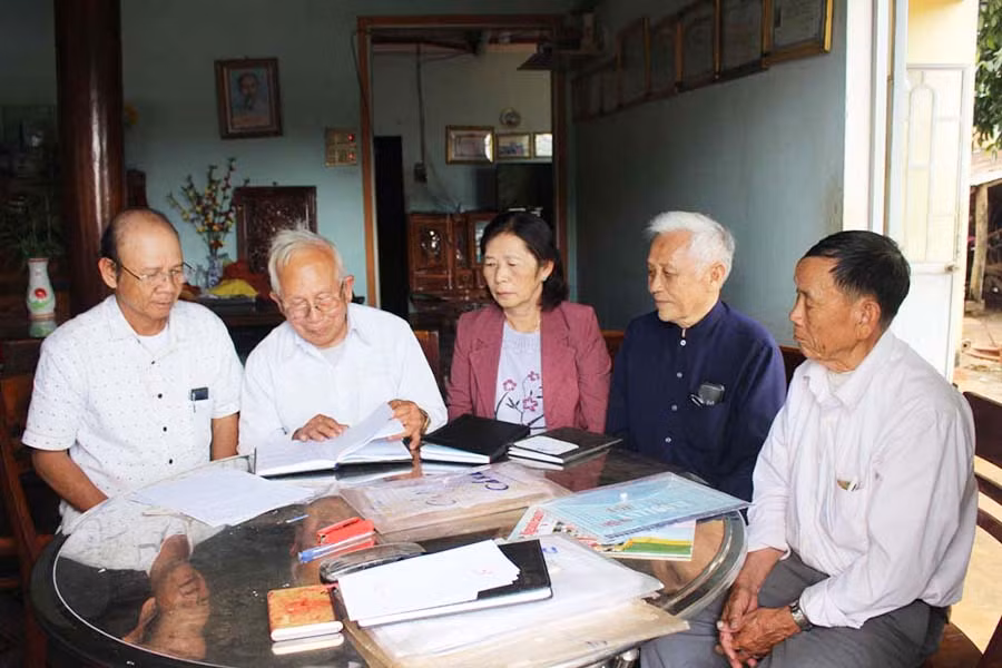  Ông Nguyễn Tẩu (thứ 2 từ trái sang) trò chuyện cùng các cựu tù chính trị yêu nước. Ảnh: Phan Lài