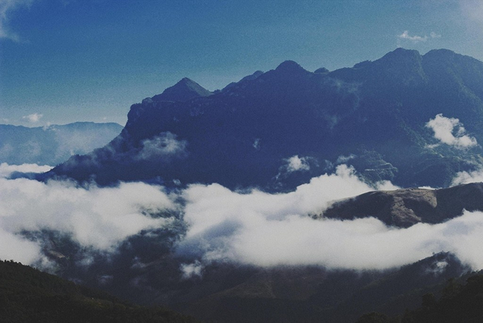 Đường lên Mường Lống chìm trong mây trắng