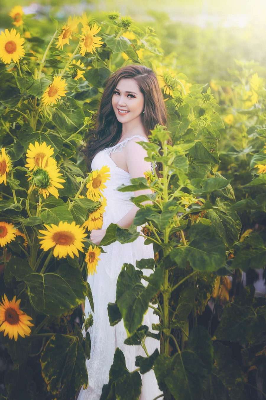  Chủ nhân cách đồng hoa cho biết, ban đầu, khu vực này chỉ là một miếng đất trống. Sau hơn một năm được đầu tư về giống, hệ thống tưới nước tự động, một vườn hoa đủ loại đã khoe sắc. 