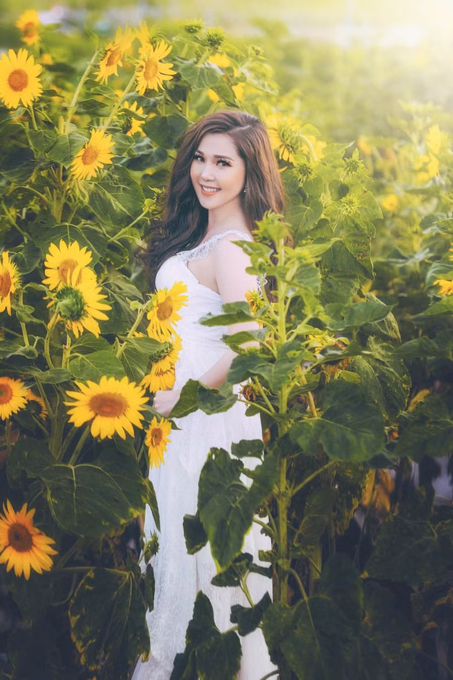  Chủ nhân cách đồng hoa cho biết, ban đầu, khu vực này chỉ là một miếng đất trống. Sau hơn một năm được đầu tư về giống, hệ thống tưới nước tự động, một vườn hoa đủ loại đã khoe sắc. 