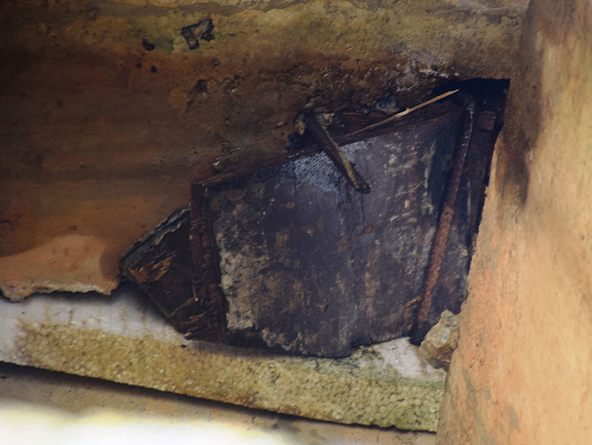 Sắt và gỗ bị bong tróc khỏi gầm cầu Tam Kỳ - LPB12 tại Km 68+418 CT.01 