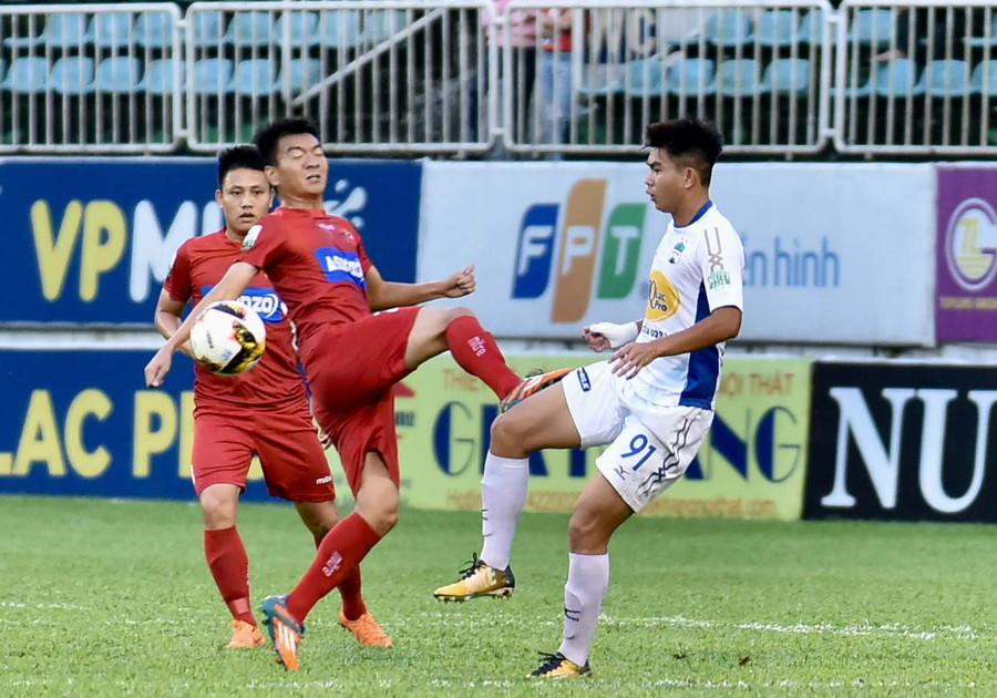 Cả 2 đội bóng đã trình diễn một trận đấu tẻ nhạt. Ảnh: Văn Ngọc