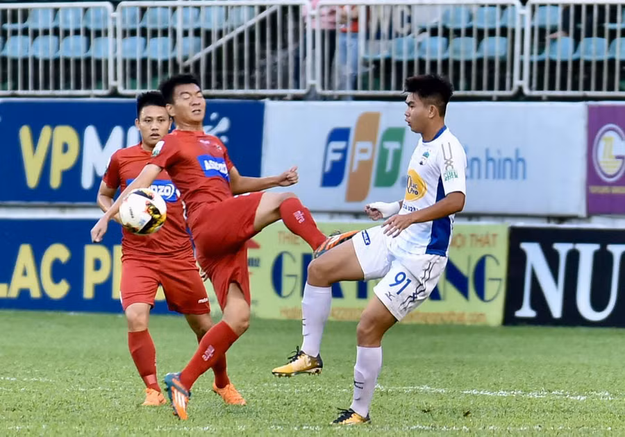 Cả 2 đội bóng đã trình diễn một trận đấu tẻ nhạt. Ảnh: Văn Ngọc