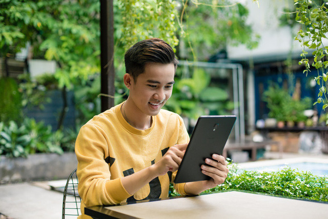 Với dung lượng pin khủng 7300 mAh và chế độ tiết kiệm pin hữu ích trên Galaxy Tab A 10.5’’, người dùng sẽ thỏa thích đắm chìm trong những phút giây giải trí xuyên suốt mà không lo “cụt” hứng vì hết pin giữa chừng.