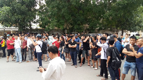 Rất đông người dân hiếu kỳ đến theo dõi vụ việc ẢNH KHÁNH HOAN