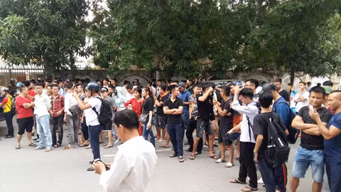 Rất đông người dân hiếu kỳ đến theo dõi vụ việc ẢNH KHÁNH HOAN