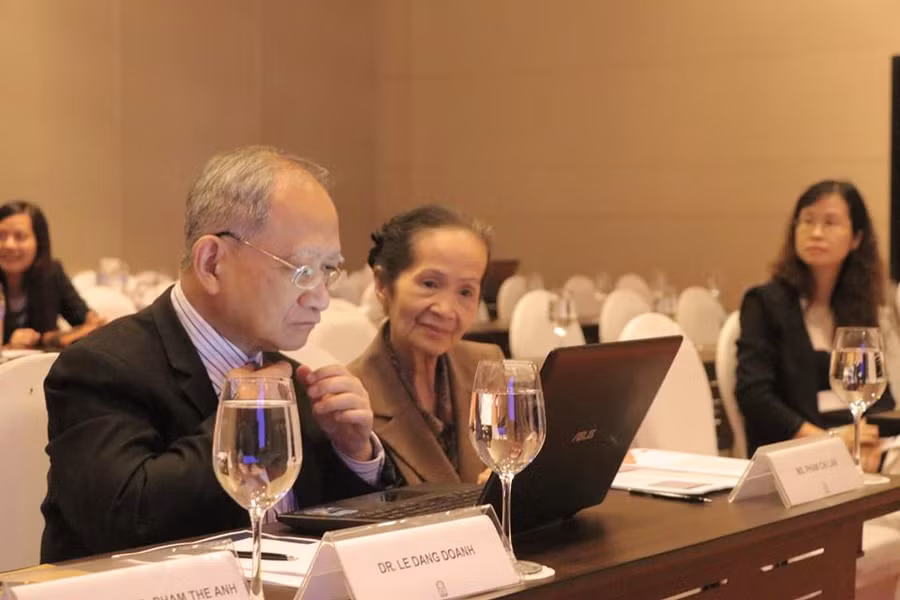 TS. Lê Đăng Doanh, chuyên gia kinh tế Phạm Chi Lan theo dõi thông tin trước giờ bắt đầu tọa đàm công bố báo cáo vĩ mô quý III.2018. (Ảnh: VEPR)