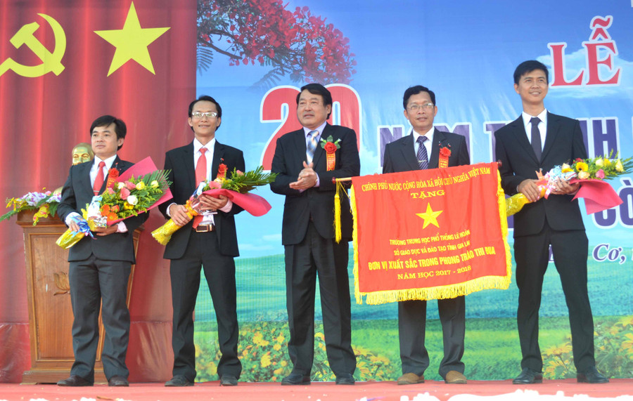 Giám đốc Sở GD và ĐT Nguyễn Tư Sơn trao Cờ thi đua của Chính phủ cho tập thể Trường THPT Lê Hoàn. Ảnh: Lê Hòa
