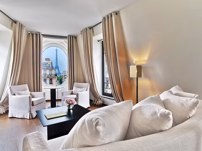 Toàn cảnh căn phòng đắt giá nhất của khách sạn. Không chỉ có ô cửa tròn nhìn ra tháp Eiffel, phòng còn có nhiều cửa sổ khác, nhìn ra các hướng còn lại của Paris hoa lệ. Bởi vậy, mức giá nghìn đô của nó được đánh giá là hoàn toàn xứng đáng. Toàn cảnh căn phòng đắt giá nhất của khách sạn. Không chỉ có ô cửa tròn nhìn ra tháp Eiffel, phòng còn có nhiều cửa sổ khác, nhìn ra các hướng còn lại của Paris hoa lệ. Bởi vậy, mức giá nghìn đô của nó được đánh giá là hoàn toàn xứng đáng.