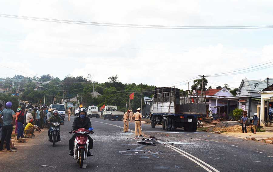 Hiện trường một vụ TNGT trên quốc lộ 19 đoạn qua địa bàn huyện Mang Yang vào tháng 3-2017. Ảnh: Minh Nguyễn