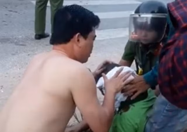  Đại úy Giang cởi áo cầm máu, sơ cứu cho nạn nhân bị tai nạn.