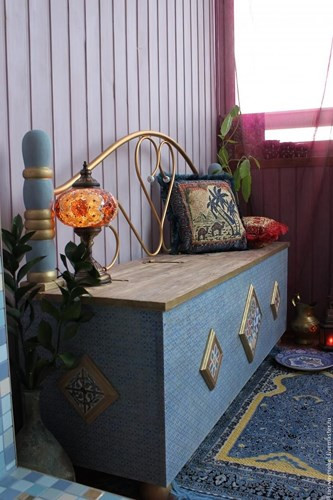  Tìm kiếm những vật dụng không dùng đến như đèn ngủ hoặc gối ngủ... để trang trí.