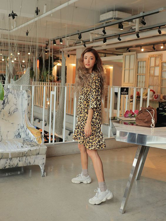  Kiểu hoạ tiết tưởng chừng như khó mặc này lại được các chị em châu Á mix-match hài hoà cho dòng thời trang ứng dụng với các kiểu váy liền thân, quần kaki, áo blouse, áo choàng...