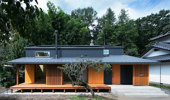 Ngôi nhà nổi bật với sự kết hợp độc đáo giữa 2 loại vật liệu mang tính truyền thống và hiện đại. 