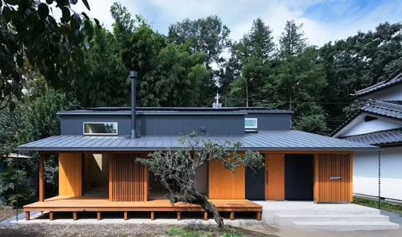 Ngôi nhà nổi bật với sự kết hợp độc đáo giữa 2 loại vật liệu mang tính truyền thống và hiện đại. Ngôi nhà nổi bật với sự kết hợp độc đáo giữa 2 loại vật liệu mang tính truyền thống và hiện đại.