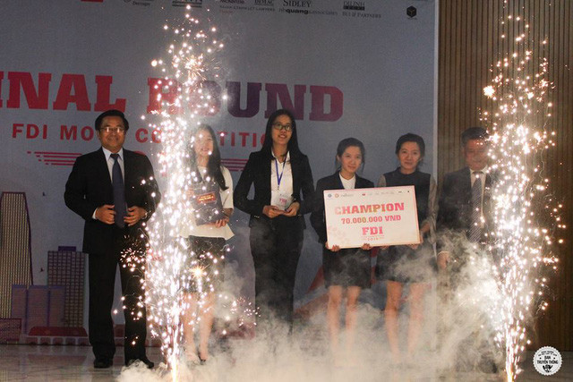 Đội thi Học viện Ngoại giao trong giây phút nhận giải vô địch vòng thi quốc gia. Đội thi Học viện Ngoại giao trong giây phút nhận giải vô địch vòng thi quốc gia.