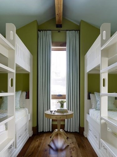 Phối cảnh tuyến tính là tạo ra cảm giác những vật cùng kích thước sẽ nhỏ hơn khi chúng ở xa chúng ta hơn. Vì thế, tạo ra các đường song song để hút tầm mắt sẽ tạo ra cảm giác khoảng cách lớn hơn. Ví dụ, chúng ta có thể treo rèm cửa ngay dưới trần nhà, tạo hai đường thẳng song song trước mặt, ngoài ra chúng ta cũng có thể sử dụng một tấm thảm sọc dọc đặt trong phòng. Phối cảnh tuyến tính là tạo ra cảm giác những vật cùng kích thước sẽ nhỏ hơn khi chúng ở xa chúng ta hơn. Vì thế, tạo ra các đường song song để hút tầm mắt sẽ tạo ra cảm giác khoảng cách lớn hơn. Ví dụ, chúng ta có thể treo rèm cửa ngay dưới trần nhà, tạo hai đường thẳng song song trước mặt, ngoài ra chúng ta cũng có thể sử dụng một tấm thảm sọc dọc đặt trong phòng.